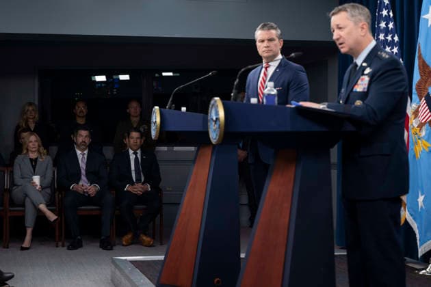 May 6, 2026, Washington, Dc, United States of America: U.S. Secretary of Defense Pete Hegseth, left, looks on as Chairman of the Joint Chiefs Gen. Dan Caine, right, responds to a question during a press briefing to discuss the ceasefire and situation with Iran in Operation Epic Fury at the Pentagon, May 5, 2026, in Washington, D.C. Washington United States of America - ZUMAp138 20260506_zaa_p138_011 Copyright: xSsgt.xMadelynxKeech Dodx