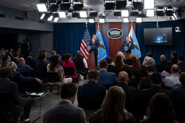 May 6, 2026, Washington, Dc, United States of America: U.S. Secretary of Defense Pete Hegseth, left, responds to a question as Chairman of the Joint Chiefs Gen. Dan Caine, right, looks on during a press briefing to discuss the ceasefire and situation with Iran in Operation Epic Fury at the Pentagon, May 5, 2026, in Washington, D.C. Washington United States of America - ZUMAp138 20260506_zaa_p138_015 Copyright: xSsgt.xMadelynxKeech Dodx