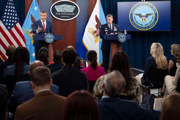 May 6, 2026, Washington, Dc, United States of America: U.S. Secretary of Defense Pete Hegseth, left, responds to a question as Chairman of the Joint Chiefs Gen. Dan Caine, right, looks on during a press briefing to discuss the ceasefire and situation with Iran in Operation Epic Fury at the Pentagon, May 5, 2026, in Washington, D.C. Washington United States of America - ZUMAp138 20260506_zaa_p138_014 Copyright: xSsgt.xMadelynxKeech Dodx
