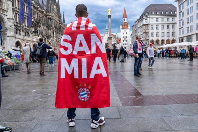 Champions League semi-final FC Bayern Munich against Paris Saint Germain tonight, FC Bayern fan with cape Mia san mia at Marienplatz, Munich, May 6, 2026 Germany, Munich, May 6, 2026, Champions League semi-final FC Bayern Munich against Paris Saint Germain tonight, FC Bayern fan with cape Mia san mia