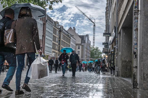 Shopping in the rain, downpour over the city center, passers-by in the pedestrian zone, Kaufingerstraße, Munich, 6 May 2026 Germany, Munich, 6 May 2026, Shopping in the rain, downpour over the city center, passers-by in the pedestrian zone, Kaufingerstraße, passers-by with umbrellas while shopping, heavy rai