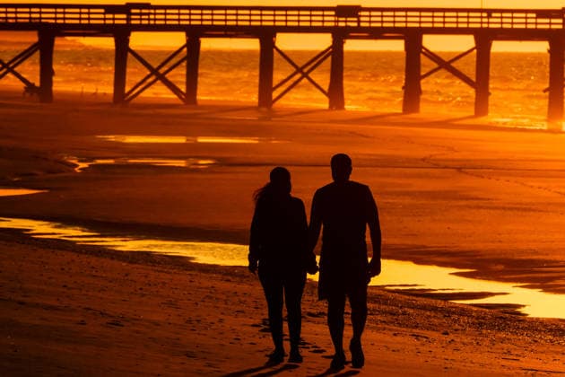 May 6, 2026, Isle Of Palms, Sc, United States: A couple silhouetted by the sunrise over the Atlantic Ocean walk holding hands on Front Beach, May 6, 2026 in Isle of Palms, South Carolina. Isle Of Palms United States - ZUMAe02_ 20260506_zaf_e02_002 Copyright: xRichardxEllisx