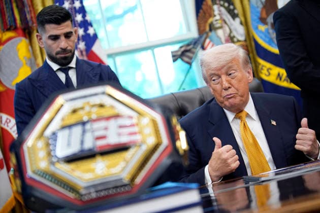 Donald Trump with UFC fighters - Washington US President Donald Trump with UFC fighters in the Oval Office at the White House in Washington on May 6, 2026. Photo by Yuri Gripas ABACAPRESS.COM Washington DC United States  Copyright: xPool ABACAx