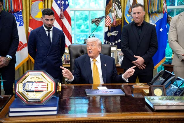 Donald Trump with UFC fighters - Washington US President Donald Trump with UFC fighters in the Oval Office at the White House in Washington on May 6, 2026. Photo by Yuri Gripas ABACAPRESS.COM Washington DC United States  Copyright: xPool ABACAx