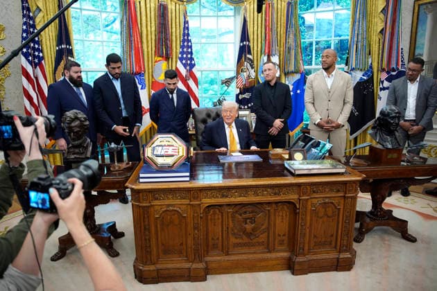 Donald Trump with UFC fighters - Washington US President Donald Trump with UFC fighters in the Oval Office at the White House in Washington on May 6, 2026. Photo by Yuri Gripas ABACAPRESS.COM Washington DC United States  Copyright: xPool ABACAx