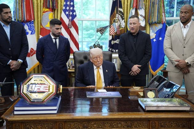 Donald Trump with UFC fighters - Washington US President Donald Trump with UFC fighters in the Oval Office at the White House in Washington on May 6, 2026. Photo by Yuri Gripas ABACAPRESS.COM Washington DC United States  Copyright: xPool ABACAx