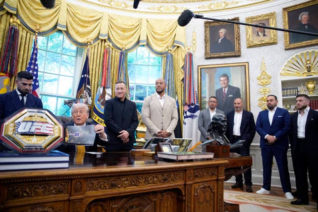 Donald Trump with UFC fighters - Washington US President Donald Trump meets with UFC fighters in the Oval Office at the White House in Washington on May 6, 2026. Photo by Yuri Gripas ABACAPRESS.COM Washington DC United States  Copyright: xPool ABACAx