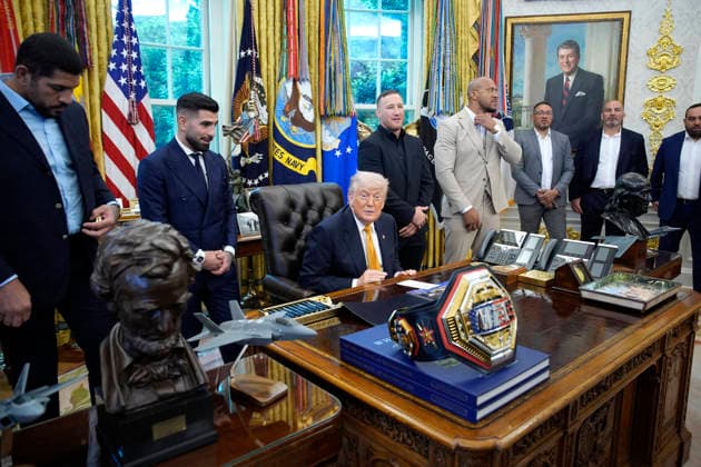 Donald Trump with UFC fighters - Washington US President Donald Trump meets with UFC fighters in the Oval Office at the White House in Washington on May 6, 2026. Photo by Yuri Gripas ABACAPRESS.COM Washington DC United States  Copyright: xPool ABACAx