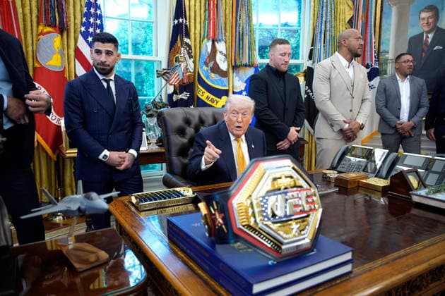 Donald Trump with UFC fighters - Washington US President Donald Trump meets with UFC fighters in the Oval Office at the White House in Washington on May 6, 2026. Photo by Yuri Gripas ABACAPRESS.COM Washington DC United States  Copyright: xPool ABACAx