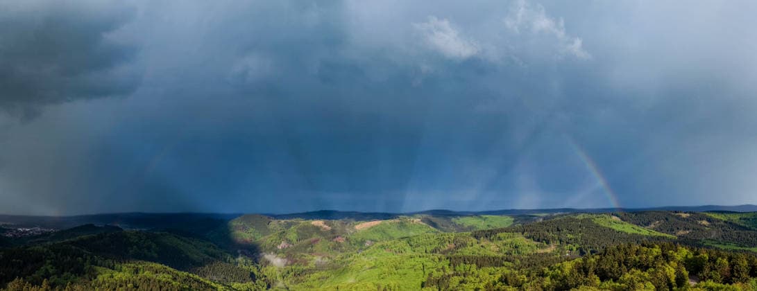 06 05 2026, GER, Current weather, Thunderstorm front moves over the Thuringian Forest A thunderstorm front with some lightning flashes as well as short heavy rain precipitation and clearly visible cloud structures moves over the Thuringian Forest In the aftermath then a play of clouds rain suns creat