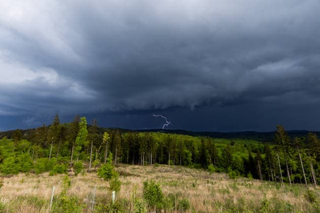 06 05 2026, GER, Current weather, Thunderstorm front moves over the Thuringian Forest A thunderstorm front with some lightning flashes as well as short heavy rain precipitation and clearly visible cloud structures moves over the Thuringian Forest In the aftermath then a play of clouds rain suns creat