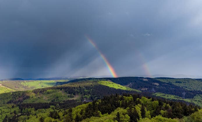 06 05 2026, GER, Current weather, Thunderstorm front moves over the Thuringian Forest A thunderstorm front with some lightning flashes as well as short heavy rain precipitation and clearly visible cloud structures moves over the Thuringian Forest In the aftermath then a play of clouds rain suns creat