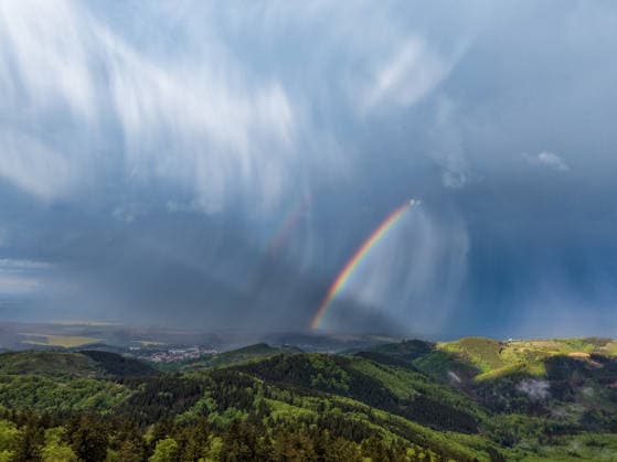 06 05 2026, GER, Current weather, Thunderstorm front moves over the Thuringian Forest A thunderstorm front with some lightning flashes as well as short heavy rain precipitation and clearly visible cloud structures moves over the Thuringian Forest In the aftermath then a play of clouds rain suns creat