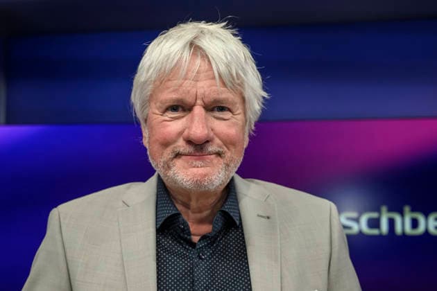 v l Jürgen Becker cabaret artist , GER, Berlin, Studio, as a guest on Maischberger, political talk show, TV, format, with presenter Sandra Maischberger, Das Erste, from Adlershof Am Studio 20, 06 May 2026, Copyright: HMBxMedia UwexKoch