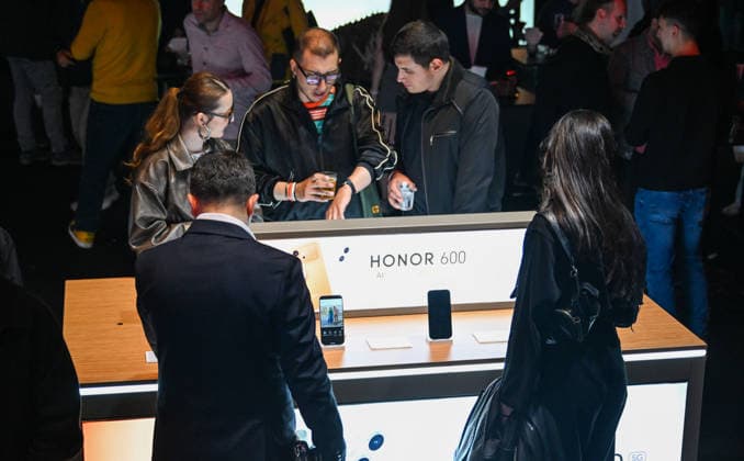 (260506) -- ISTANBUL, May 6, 2026 -- Guests try electronic products at a product launch event by Honor in Istanbul, T¨¹rkiye, May 6, 2026. Chinese smart devices maker Honor unveiled its new mobile phone on Wednesday at a product launch event in Istanbul. This is Honor s second new product launch in T¨¹rkiye this year. ) T?RKIYE-ISTANBUL-CHINESE SMART DEVICES MAKER-HONOR-NEW MOBILE PHONE-UNVEILING LiuxLei 