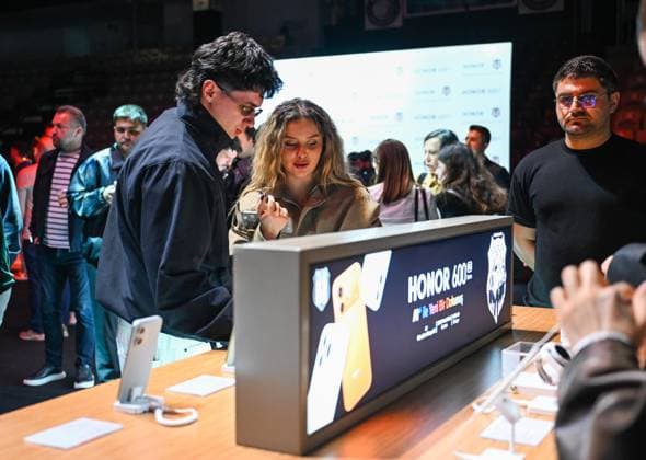 (260506) -- ISTANBUL, May 6, 2026 -- Guests try electronic products at a product launch event by Honor in Istanbul, T¨¹rkiye, May 6, 2026. Chinese smart devices maker Honor unveiled its new mobile phone on Wednesday at a product launch event in Istanbul. This is Honor s second new product launch in T¨¹rkiye this year. ) T?RKIYE-ISTANBUL-CHINESE SMART DEVICES MAKER-HONOR-NEW MOBILE PHONE-UNVEILING LiuxLei 