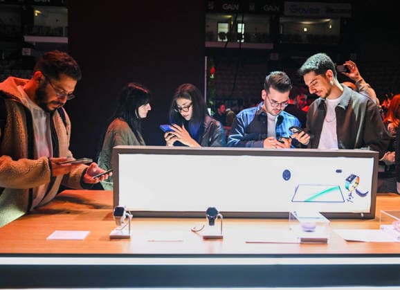 (260506) -- ISTANBUL, May 6, 2026 -- Guests try electronic products at a product launch event by Honor in Istanbul, T¨¹rkiye, May 6, 2026. Chinese smart devices maker Honor unveiled its new mobile phone on Wednesday at a product launch event in Istanbul. This is Honor s second new product launch in T¨¹rkiye this year. ) T?RKIYE-ISTANBUL-CHINESE SMART DEVICES MAKER-HONOR-NEW MOBILE PHONE-UNVEILING LiuxLei 