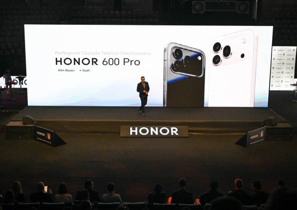 (260506) -- ISTANBUL, May 6, 2026 -- A staff member of Honor introduces a new smartphone in Istanbul, T¨¹rkiye, May 6, 2026. Chinese smart devices maker Honor unveiled its new mobile phone on Wednesday at a product launch event in Istanbul. This is Honor s second new product launch in T¨¹rkiye this year. ) T?RKIYE-ISTANBUL-CHINESE SMART DEVICES MAKER-HONOR-NEW MOBILE PHONE-UNVEILING LiuxLei 