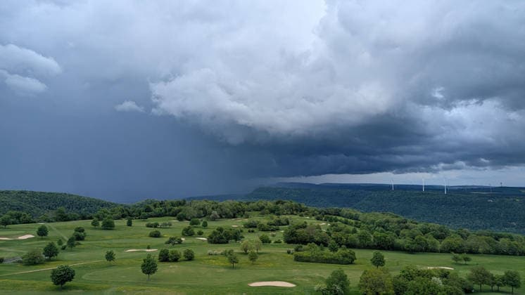 Thunderstorm, Dark storm clouds gather over Göppingen and bathe the sky in a dramatic, threatening atmosphere Göppingen Baden Württemberg Germany Göppingen Copyright: x xonw-imagesx