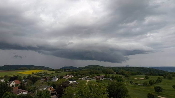 Thunderstorm, Dark storm clouds gather over Göppingen and bathe the sky in a dramatic, threatening atmosphere Göppingen Baden Württemberg Germany Göppingen Copyright: x xonw-imagesx