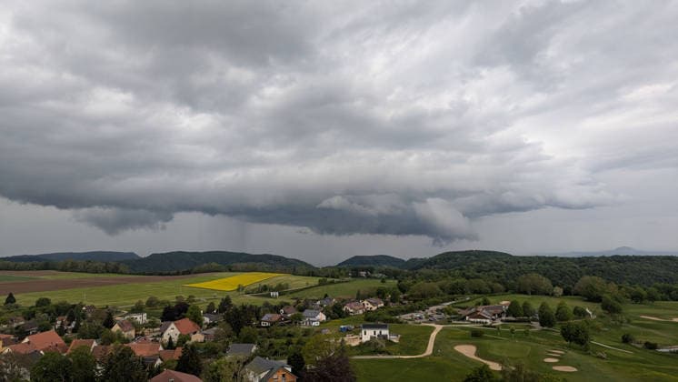 Thunderstorm, Dark storm clouds gather over Göppingen and bathe the sky in a dramatic, threatening atmosphere Göppingen Baden Württemberg Germany Göppingen Copyright: x xonw-imagesx