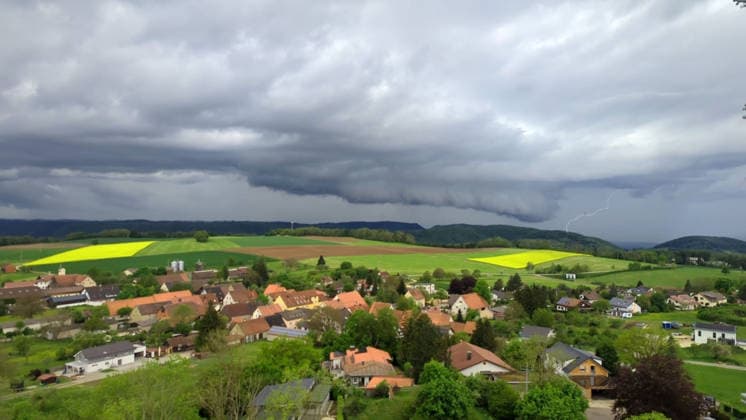 Thunderstorm, Dark storm clouds gather over Göppingen and bathe the sky in a dramatic, threatening atmosphere Göppingen Baden Württemberg Germany Göppingen Copyright: x xonw-imagesx