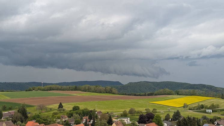 Thunderstorm, Dark storm clouds gather over Göppingen and bathe the sky in a dramatic, threatening atmosphere Göppingen Baden Württemberg Germany Göppingen Copyright: x xonw-imagesx