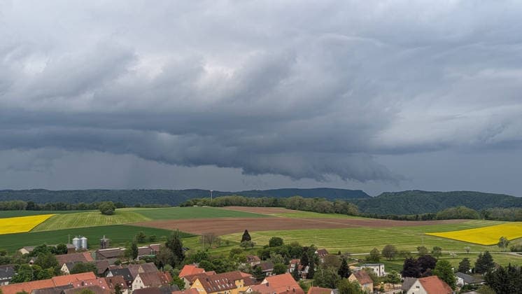 Thunderstorm, Dark storm clouds gather over Göppingen and bathe the sky in a dramatic, threatening atmosphere Göppingen Baden Württemberg Germany Göppingen Copyright: x xonw-imagesx