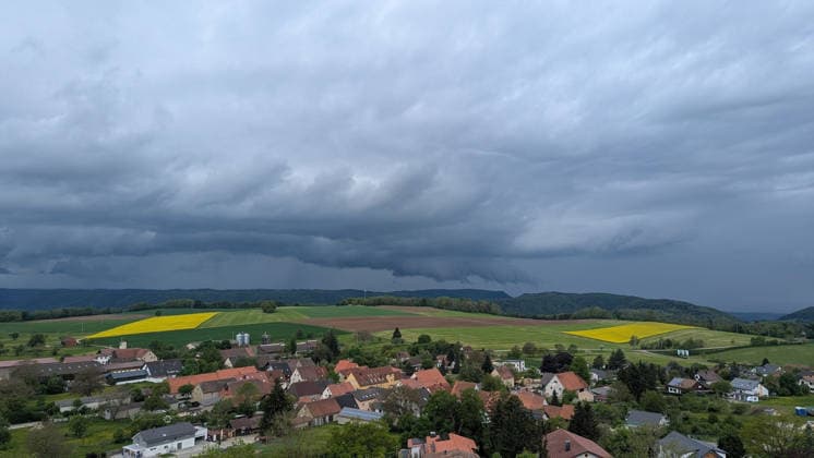 Thunderstorm, Dark storm clouds gather over Göppingen and bathe the sky in a dramatic, threatening atmosphere Göppingen Baden Württemberg Germany Göppingen Copyright: x xonw-imagesx