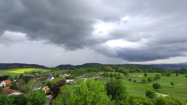 Thunderstorm, Dark storm clouds gather over Göppingen and bathe the sky in a dramatic, threatening atmosphere Göppingen Baden Württemberg Germany Göppingen Copyright: x xonw-imagesx