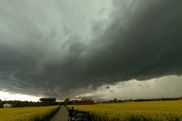 Thunderstorm in Munich, Dark storm clouds gather over the greater Munich area and bathe the sky in a dramatic, threatening atmosphere Munich Bavaria Germany Munich Copyright: x xonw-imagesx xAlexanderxWolfx
