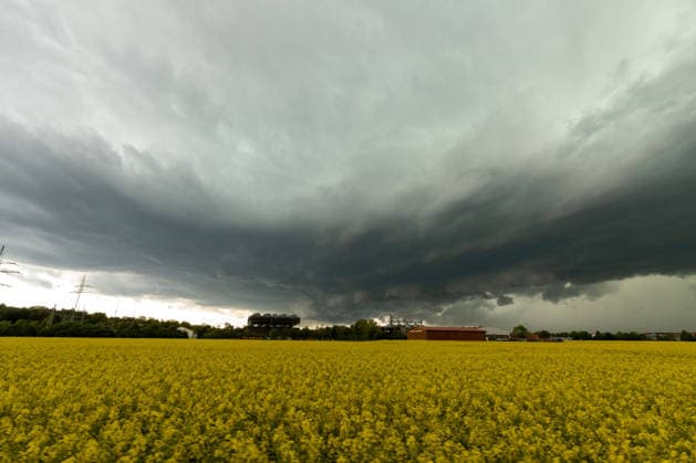 Thunderstorm in Munich, Dark storm clouds gather over the greater Munich area and bathe the sky in a dramatic, threatening atmosphere Munich Bavaria Germany Munich Copyright: x xonw-imagesx xAlexanderxWolfx