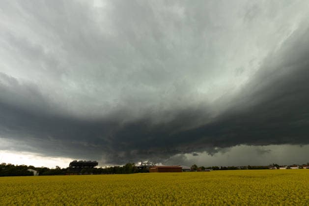 Thunderstorm in Munich, Dark storm clouds gather over the greater Munich area and bathe the sky in a dramatic, threatening atmosphere Munich Bavaria Germany Munich Copyright: x xonw-imagesx xAlexanderxWolfx