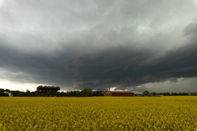 Thunderstorm in Munich, Dark storm clouds gather over the greater Munich area and bathe the sky in a dramatic, threatening atmosphere Munich Bavaria Germany Munich Copyright: x xonw-imagesx xAlexanderxWolfx
