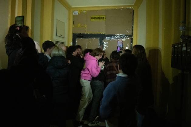 Fifth attempt to evict Mariano Ordaz in Carnero Street Madrid Several people block the door to try to prevent the eviction in Carnero Street, on May 7, 2026, in Madrid Spain The apartment is owned by the Venerable Third Order of St. Francis VOT , a religious order which has more than 300 homes in Madrid and is trying to evict a 67-year-old man who has lived in the property all his life The affected person has tried to negotiate a rent that he can pay with his pension but the owner of the property has refused to establish a negotiating table 07 MAY 2026 Fernando Sá Madrid Madrid Espana  Copyright: xFernandoxSanchezx 7504747