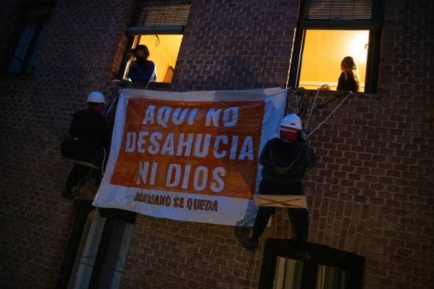 Fifth attempt to evict Mariano Ordaz in Carnero Street Madrid Several people hang a banner on the facade of Carnero Street, on May 7, 2026, in Madrid Spain The apartment is owned by the Venerable Third Order of St. Francis VOT , a religious order which has more than 300 homes in Madrid and is trying to evict a 67-year-old man who has lived in the property all his life The affected person has tried to negotiate a rent that he can pay with his pension but the owner of the property has refused to establish a negotiating table 07 MAY 2026 Fernando Sá Madrid Madrid Espana  Copyright: xFernandoxSanchezx 7504748