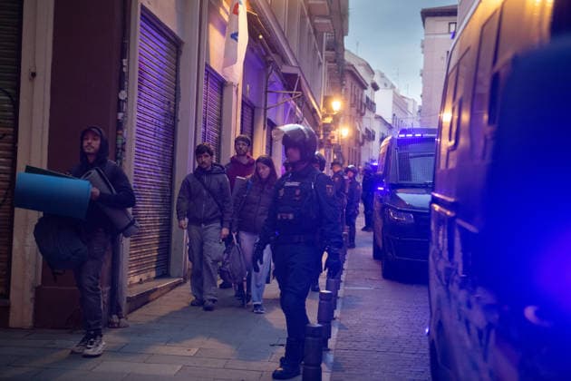 Fifth attempt to evict Mariano Ordaz in Carnero Street Madrid National Police officers go to Carnero Street to start the eviction, on May 7, 2026, in Madrid Spain The apartment is owned by the Venerable Third Order of St. Francis VOT , a religious order which has more than 300 homes in Madrid and which intends to evict a 67-year-old man who has been living in the property all his life The affected person has tried to negotiate a rent he can pay with his pension but the owner of the property has refused to establish a negotiation table 07 MAY 2026 PIXELADA Fernando Sá Madrid Madrid Spain  Copyright: xFernandoxSanchezx 7504755