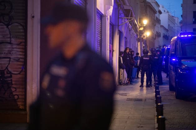Fifth attempt to evict Mariano Ordaz in Carnero Street Madrid National Police officers go to Carnero Street to start the eviction, on May 7, 2026, in Madrid Spain The apartment is owned by the Venerable Third Order of St. Francis VOT , a religious order which has more than 300 homes in Madrid and which intends to evict a 67-year-old man who has been living in the property all his life The affected person has tried to negotiate a rent he can pay with his pension but the owner of the property has refused to establish a negotiation table 07 MAY 2026 PIXELADA Fernando Sá Madrid Madrid Spain  Copyright: xFernandoxSanchezx 7504752