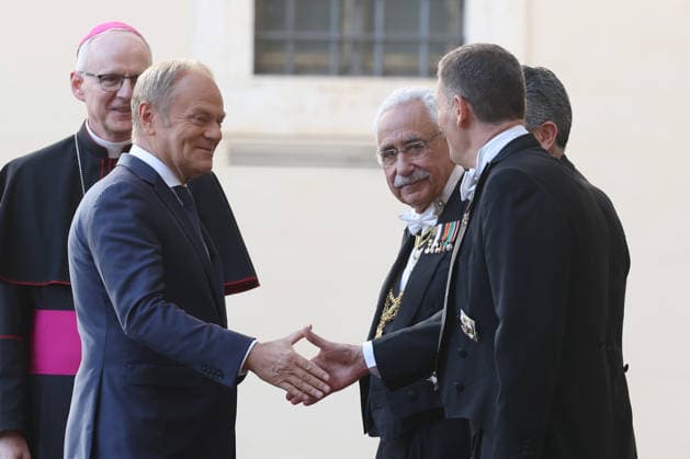 Vatican City, May 7, 2026: Polish President Donald Tusk arrives in the San Damaso Courtyard of the Vatican City for the official meeting with Pope Leo XIV, to be held on May 7, 2026. The welcome in the heart of the Apostolic Palace marks an important moment of diplomatic and institutional dialogue between the Holy See and Poland, with particular attention to the themes of international cooperation, peace in Europe, humanitarian values, and the role of the Church in the contemporary geopolitical context. The visit is taking place according to traditional Vatican protocol, including security measures, the presence of official delegations, and international media coverage.  Copyright: xmarcoxiacobuccix xipa-agency.netx xmarcoxiacobuccix IPA_Agency_IPA74483256