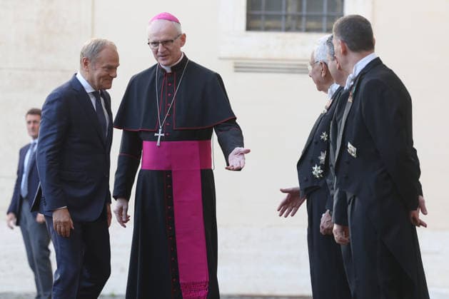 Vatican City, May 7, 2026: Polish President Donald Tusk arrives in the San Damaso Courtyard of the Vatican City for the official meeting with Pope Leo XIV, to be held on May 7, 2026. The welcome in the heart of the Apostolic Palace marks an important moment of diplomatic and institutional dialogue between the Holy See and Poland, with particular attention to the themes of international cooperation, peace in Europe, humanitarian values, and the role of the Church in the contemporary geopolitical context. The visit is taking place according to traditional Vatican protocol, including security measures, the presence of official delegations, and international media coverage.  Copyright: xmarcoxiacobuccix xipa-agency.netx xmarcoxiacobuccix IPA_Agency_IPA74483266