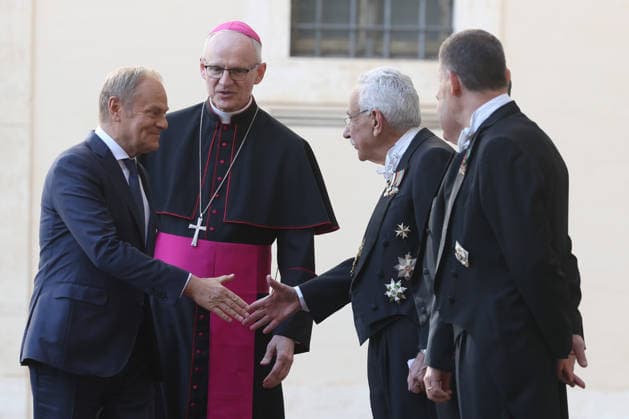 Vatican City, May 7, 2026: Polish President Donald Tusk arrives in the San Damaso Courtyard of the Vatican City for the official meeting with Pope Leo XIV, to be held on May 7, 2026. The welcome in the heart of the Apostolic Palace marks an important moment of diplomatic and institutional dialogue between the Holy See and Poland, with particular attention to the themes of international cooperation, peace in Europe, humanitarian values, and the role of the Church in the contemporary geopolitical context. The visit is taking place according to traditional Vatican protocol, including security measures, the presence of official delegations, and international media coverage.  Copyright: xmarcoxiacobuccix xipa-agency.netx xmarcoxiacobuccix IPA_Agency_IPA74483268