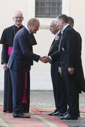 Vatican City, May 7, 2026: Polish President Donald Tusk arrives in the San Damaso Courtyard of the Vatican City for the official meeting with Pope Leo XIV, to be held on May 7, 2026. The welcome in the heart of the Apostolic Palace marks an important moment of diplomatic and institutional dialogue between the Holy See and Poland, with particular attention to the themes of international cooperation, peace in Europe, humanitarian values, and the role of the Church in the contemporary geopolitical context. The visit is taking place according to traditional Vatican protocol, including security measures, the presence of official delegations, and international media coverage.  Copyright: xmarcoxiacobuccix xipa-agency.netx xmarcoxiacobuccix IPA_Agency_IPA74483271