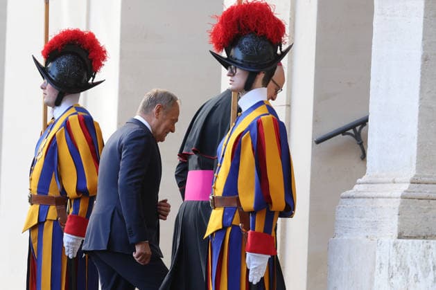 Vatican City, May 7, 2026: Polish President Donald Tusk arrives in the San Damaso Courtyard of the Vatican City for the official meeting with Pope Leo XIV, to be held on May 7, 2026. The welcome in the heart of the Apostolic Palace marks an important moment of diplomatic and institutional dialogue between the Holy See and Poland, with particular attention to the themes of international cooperation, peace in Europe, humanitarian values, and the role of the Church in the contemporary geopolitical context. The visit is taking place according to traditional Vatican protocol, including security measures, the presence of official delegations, and international media coverage.  Copyright: xmarcoxiacobuccix xipa-agency.netx xmarcoxiacobuccix IPA_Agency_IPA74483273