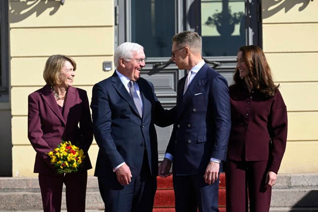 LKS 20260507 President of the Republic of Finland Alexander Stubb and his spouse Mrs Suzanne Innes-Stubb (R) welcome Mr Frank-Walter Steinmeier, President of the Federal Republic of Germany and Mrs Elke Büdenbender (L) at the Courtyard of the Presidential Palace in Helsinki, Finland on May 7, 2026. - HEIKKI SAUKKOMAA Helsinki Finland  Copyright: xHeikkixSaukkomaax HnEzmUf9rvw