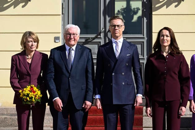 LKS 20260507 President of the Republic of Finland Alexander Stubb and his spouse Mrs Suzanne Innes-Stubb (R) welcome Mr Frank-Walter Steinmeier, President of the Federal Republic of Germany and Mrs Elke Büdenbender (L) at the Courtyard of the Presidential Palace in Helsinki, Finland on May 7, 2026. - HEIKKI SAUKKOMAA Helsinki Finland  Copyright: xHeikkixSaukkomaax iqiCJF1kbLs