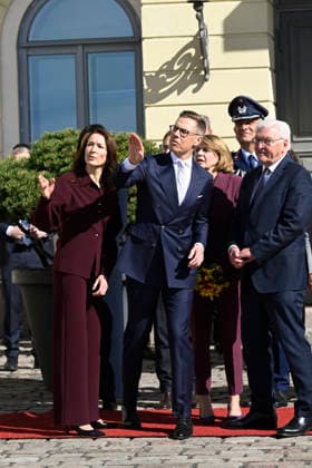 LKS 20260507 President of the Republic of Finland Alexander Stubb and his spouse Mrs Suzanne Innes-Stubb (L) welcome Mr Frank-Walter Steinmeier (R), President of the Federal Republic of Germany and Mrs Elke Büdenbender at the Courtyard of the Presidential Palace in Helsinki, Finland on May 7, 2026. - HEIKKI SAUKKOMAA Helsinki Finland  Copyright: xHeikkixSaukkomaax CvJwSZpsxhs