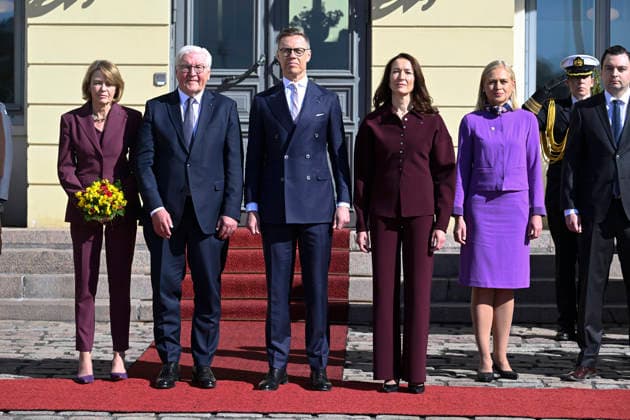 LKS 20260507 President of the Republic of Finland Alexander Stubb and his spouse Mrs Suzanne Innes-Stubb and Finnish Minister for European Affairs and Ownership Steering Joakim Strand (R) and Finnish Foreign Minister Elina Valtonen welcome Mr Frank-Walter Steinmeier, President of the Federal Republic of Germany and Mrs Elke Büdenbender (L) pose at the Courtyard of the Presidential Palace during welcoming ceremony in Helsinki, Finland on May 7, 2026. - HEIKKI SAUKKOMAA Helsinki Finland  Copyright: xHeikkixSaukkomaax rbnUrvHNo_A