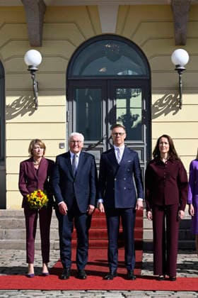 President of the Republic of Finland Alexander Stubb and his spouse Mrs Suzanne Innes-Stubb (R) welcome Mr Frank-Walter Steinmeier, President of the Federal Republic of Germany and Mrs Elke Büdenbender (L) at the Courtyard of the Presidential Palace in Helsinki, Finland on May 7, 2026. - HEIKKI SAUKKOMAA Helsinki Finland  Copyright: xHeikkixSaukkomaax 1fmmOjmA7ZI