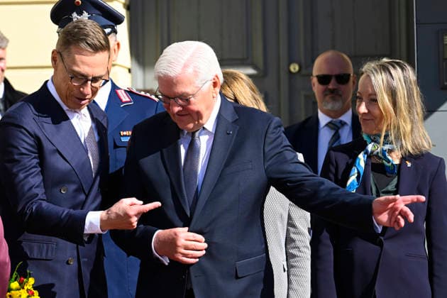 LKS 20260507 President of the Republic of Finland Alexander Stubb (L) and Mr Frank-Walter Steinmeier, President of the Federal Republic of Germany gesture during the welcoming ceremany at the Courtyard of the Presidential Palace in Helsinki, Finland on May 7, 2026. - HEIKKI SAUKKOMAA Helsinki Finland  Copyright: xHeikkixSaukkomaax sZ8Zz_jr93E