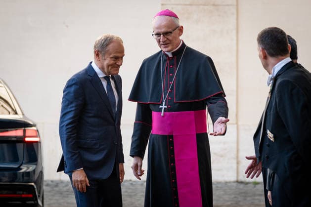 Prime Minister of the Republic of Poland, Donald Tusk, arrives in the St. Damasus courtyard before the audience with Pope Francis at the Apostolic Palace, Vatican City, Vatican, on 07 May 2026. Prime Minister of the Republic of Poland, Donald Tusk, arrives in the St. Damasus courtyard and is welcomed by Archbishop Petar RajiÄ, the new Prefect of the Papal Household, before the audience with Pope Francis at the Apostolic Palace, Vatican City, Vatican, on 07 May 2026., Credit:Stefano Costantino TTL Avalon Vatican, Vatican City  Copyright: xStefanoxCostantinoxTTLx xAvalonx 1097030473